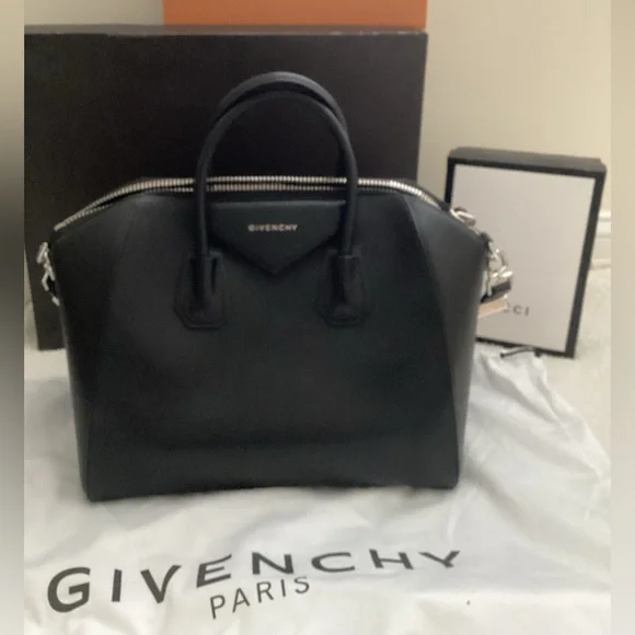 Givenchy
Antigona Medium Top Handle Bag in Grained Leather - Picture 5 of 15